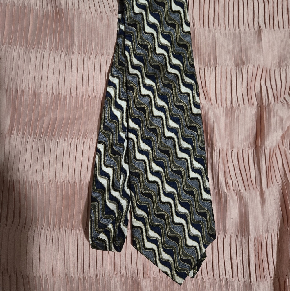 Wavy Patterned Tie in Blue, Green, and White